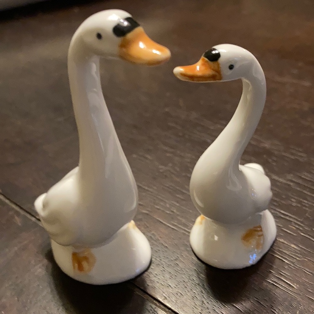 Pair of Vintage swan figurines